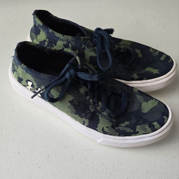 Kids Under Armour Canvas Camo shoes size 2Y - Picture 1 of 10